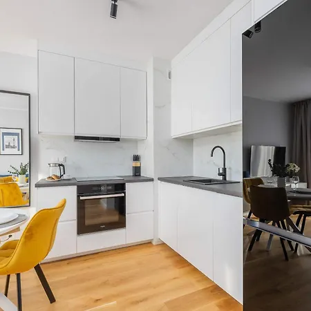 Elegant In With Parking And Desk For Remote Work By Renters Apartament