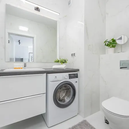 Elegant In With Parking And Desk For Remote Work By Renters * Varşova