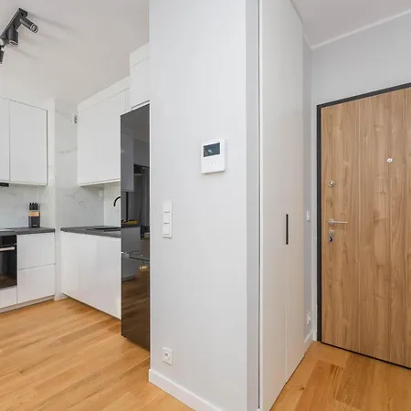Elegant In With Parking And Desk For Remote Work By Renters Daire Varşova