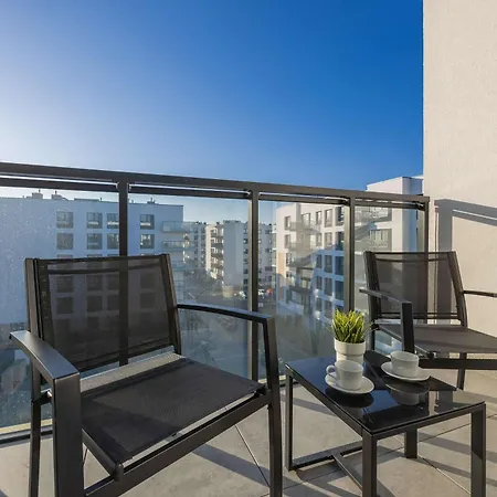 Elegant In With Parking And Desk For Remote Work By Renters Βαρσοβία