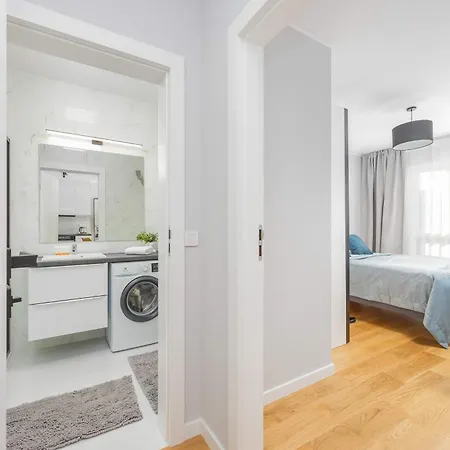 דירה Elegant In With Parking And Desk For Remote Work By Renters ורשה