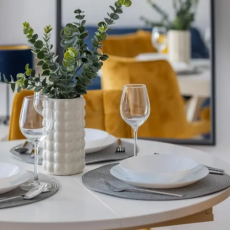 Elegant In With Parking And Desk For Remote Work By Renters דירה *