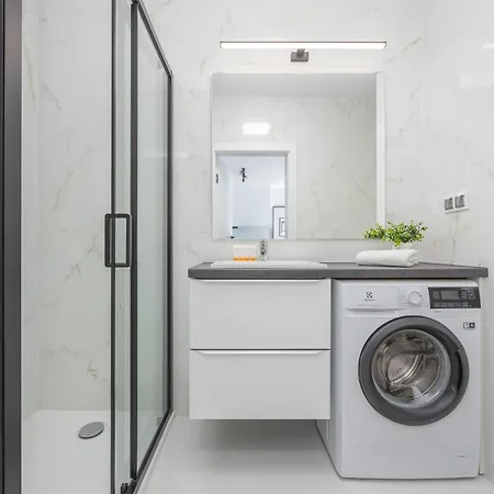 דירה Elegant In With Parking And Desk For Remote Work By Renters ורשה