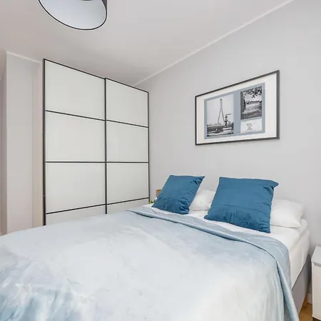 Elegant In With Parking And Desk For Remote Work By Renters דירה