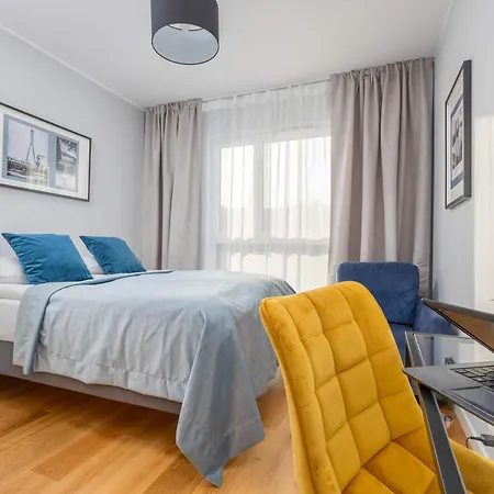 Elegant In With Parking And Desk For Remote Work By Renters Varşova